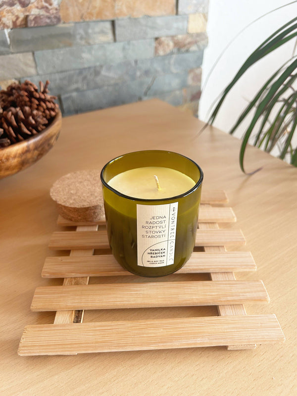 VonTree Candle Vonná svíčka ve vinné lahvi (250 ml) -Vanilka, hřebíček, badyán