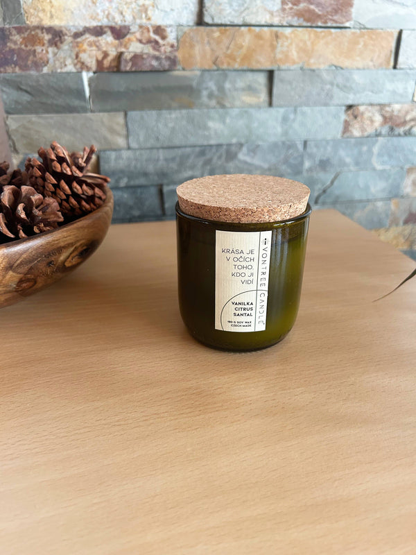 VonTree Candle Vonná svíčka ve vinné lahvi (250 ml) -Vanilka, santal a citrus