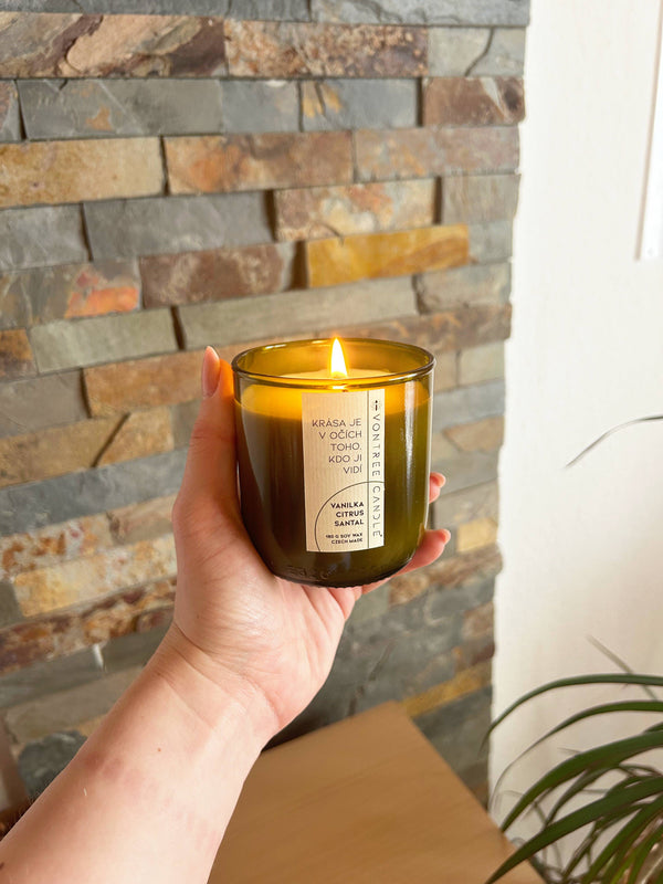 VonTree Candle Vonná svíčka ve vinné lahvi (250 ml) -Vanilka, santal a citrus